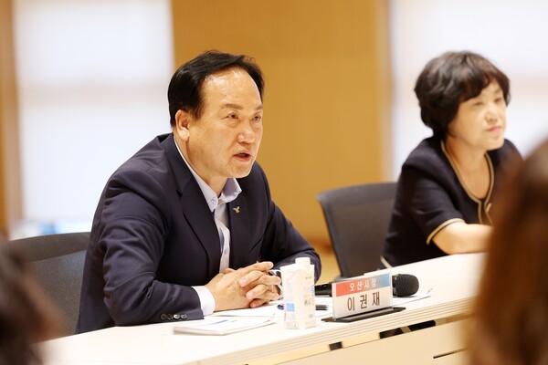 ▲ 이권재 오산시장이 관내 초등학교장들과의 소통 간담회를 주재하고 있다.