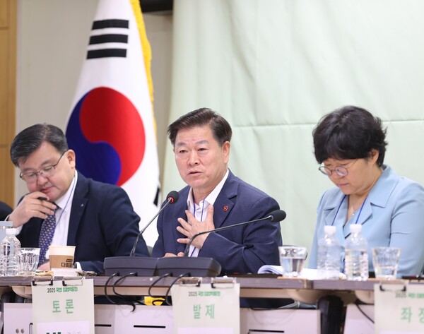 ▲ 박승원 광명시장(가운데)이 ‘2025 국회 입법박람회’ 기후위기 입법정책 토론회에 참석해 발언하고 있다.