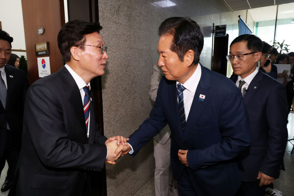 ▲ 김민석 국무총리가 25일 오전 서울 여의도 국회에서 정부조직법 관련 비공개 고위 당정대 회의를 마치고 정청래 더불어민주당 대표와 악수를 하고 있다. /뉴시스
