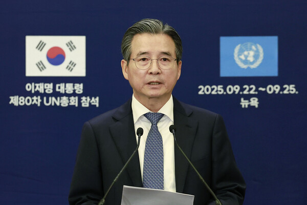 ▲ 김용범 정책실장이 24일(현지 시간) 미국 뉴욕의 한 호텔 한국 프레스센터에서 이재명 대통령의 스콧 베센트 미국 재무장관 면담 관련 브리핑을 하고 있다. /뉴시스