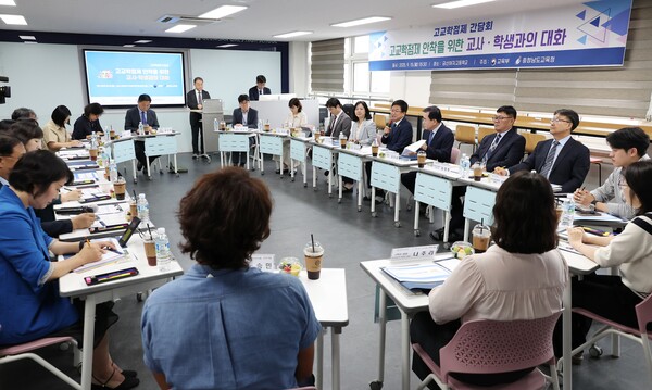 ▲ 최교진 사회부총리 겸 교육부 장관이 지난 9월 15일 오후 충남 금산여자고등학교에서 열린 고교학점제 안착을 위한 교사·학생과의 대화에서 발언하는 모습. (사진=교육부 제공)
