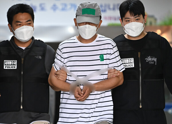 ▲ KT 무단 소액결제 사건 피의자인 중국인 B(44·중국 국적)씨가 25일 경기 수원시 영통경찰서에서 정보통신망법 위반, 컴퓨터 사용 사기, 범죄수익 은닉규제법 위반 등 혐의로 검찰로 구속 송치되고 있다. /뉴시스