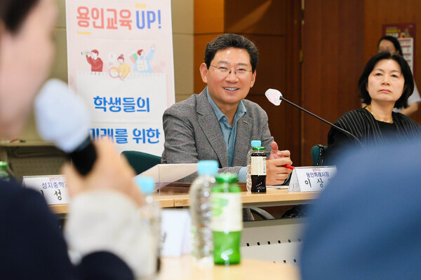 ▲ 이상일 용인특례시장이 처인·기흥 중학교 학교장들과 교육환경 개선을 위한 간담회를 진행하고 있다.