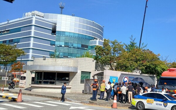 ▲ 대전소방 관계자가 9월 27일 화재가 발생한 국가정보자원관리원 건물 앞에서 피해 경위 등을 브리핑하고 있다. /뉴시스