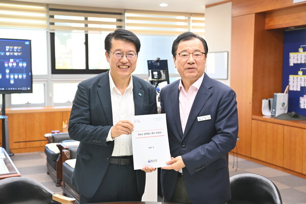 ▲ 이현재 하남시장(오른쪽)과 김대순 경기도 행정2부지사(왼쪽).