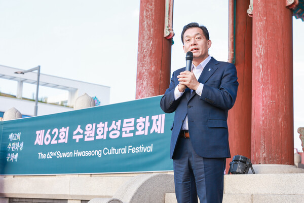 ▲ 이재준 수원특례시장이 제62회 수원화성문화제 개막타종 행사에서 인사말을 하고 있다.