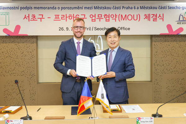 ▲ 업무협약식에서 기념촬영 하는 프라하 6구 구청장: Jakub Stárek(야쿱 스타렉)과 전성수 서초구청장.