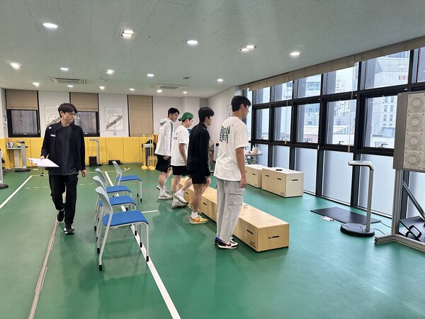 ▲ ‘성동구 체력인증센터’를 통해 주민들이 체력측정을 하는 모습.