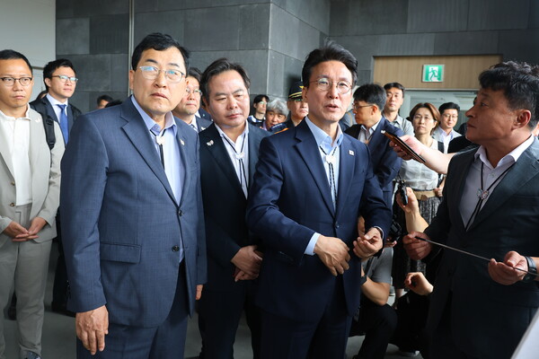 ▲ 지난 7월 11일 오전 화백컨벤션센터에서 APEC 정상회의 준비 상황을 점검한 뒤, 김민석 국무총리와 주낙영 경주시장이 관계자들과 함께 브리핑을 받고 있다.