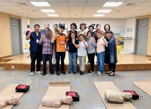 ▲ 수원특례시 팔달구 하반기 SOS안전봉사단 심폐소생술 안전교육 참여자들 기념촬영 모습.