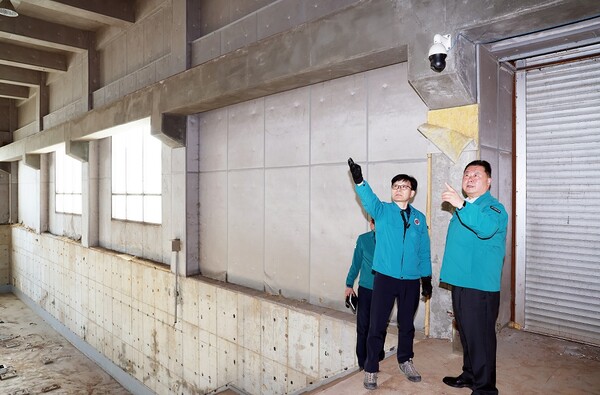 ▲ 김경일 파주시장(오른쪽) 오수중계펌프장 건물 방문 모습.