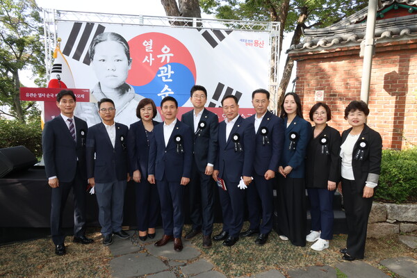 ▲ 용산구의회 의원들이 유관순 열사 순국 제105주기 추모제에 참석해 단체사진을 촬영하고 있다.
