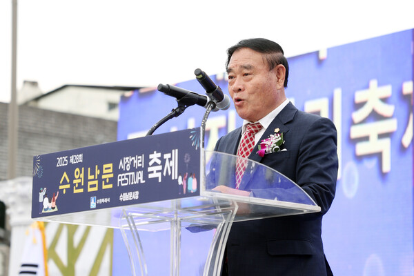▲ 이재식 의장이 '제28회 수원남문시장 거리축제 개막식'에 참석해 축사를 하고 있다.
