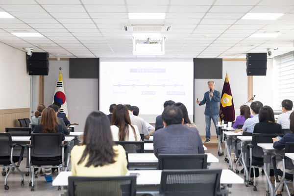 ▲ 양주시의회 시의원들과 의회사무과 직원들이 청렴 교육을 받고 있다.