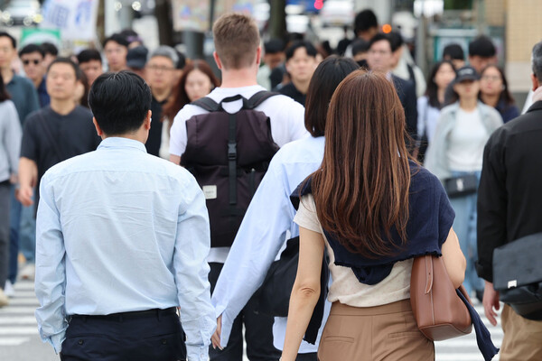 ▲ 일교차가 벌어지며 선선한 가을 날씨를 보인 23일 오전 서울 종로구 광화문 사거리에서 직장인들이 출근하며 가디건을 걸치고 있다. /뉴시스