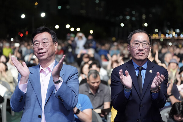 ▲ 신상진 성남시장(왼쪽)과 프레드 정 미국 풀러턴 시장이 성남 페스티벌 피날레를 함께 하고 있다.
