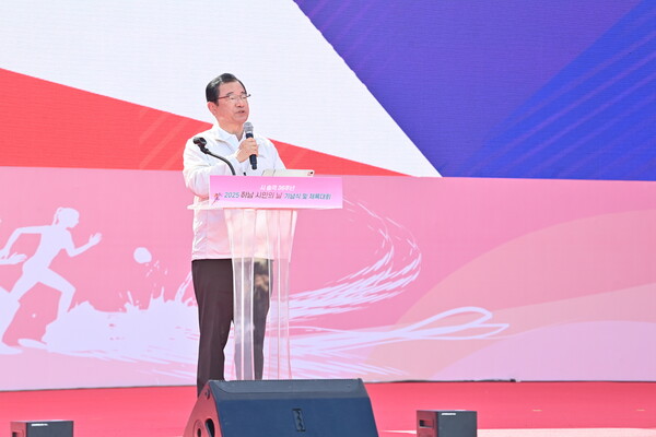 ▲ 이현재 하남시장이 ‘2025 하남시민의 날 기념식 및 체육대회’에서 기념사를 하고 있다.