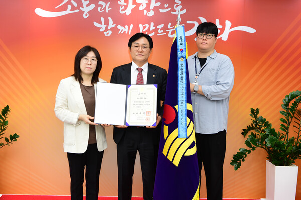 ▲ 강화군, 민방위 활동 진흥 국무총리 기관표창 수상 기념사진.