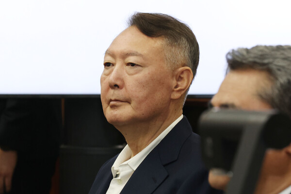 ▲ 윤석열이 26일 서울 서초구 서울중앙지법에서 열린 특수공무집행방해, 직권남용 권리행사방해 등 혐의 사건 첫 공판에 출석해 있다. /뉴시스