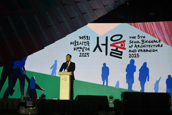 ▲ 김태수 위원장이 '서울도시건축비엔날레 개막식' 행사에 참석해 축사를 하고 있다.