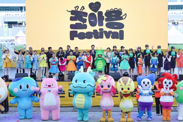 ▲ 용인특례시 '2025 대한민국 조아용 페스티벌' 조아용 뮤지컬팀과 캐릭터 퍼레이드 모습.