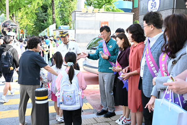 ▲ 이민근 안산시장이 중앙초등학교 앞에서 ‘스쿨존 어린이 교통안전 캠페인’을 진행하고 있다.