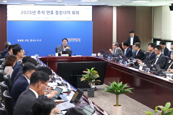 ▲ 정명근 화성특례시장이 2025년 추석 연휴 종합대책 회의를 열고 종합계획 추진 상황을 점검하고 있다.