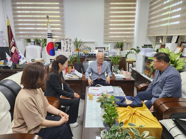 ▲ 수원특례시 팔달구 추석맞이 대한노인회 팔달구지회 방문 모습.