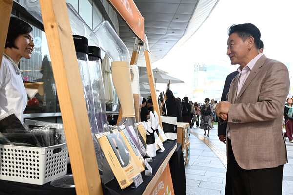 ▲ 김동근 시장 2025년 제2차 사회적경제 기획전 ‘의좋은마켓’ 행사장을 둘러보고 있다.