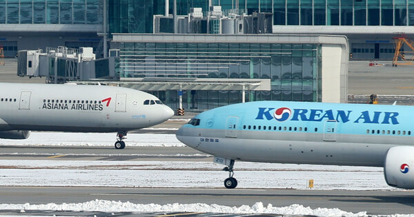 ▲ 인천국제공항 활주로에서 대한항공·아시아나항공 양사 항공기가 오가고 있다. /뉴시스