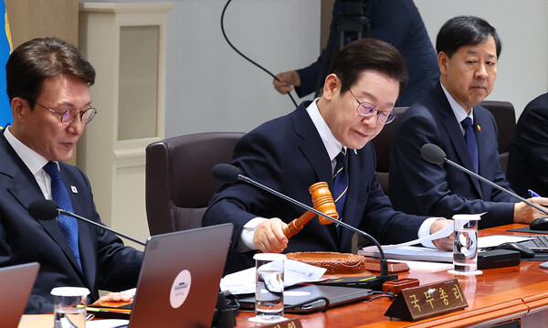 ▲ 이재명 대통령이 9월 30일 서울 용산 대통령실 청사에서 열린 제44회 국무회의에서 의사봉을 두드리고 있다. /뉴시스
