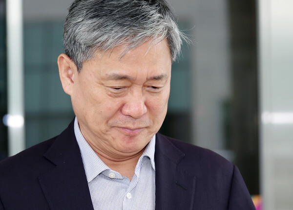 ▲ 부실 드라마 제작사를 고가에 인수해 회사에 300억이 넘는 손해를 입힌 혐의를 받는 김성수 전 카카오엔터테인먼트 대표가 30일 서울 양천구 서울남부지방법원에서 열린 선고기일에서 무죄를 선고받은 뒤 법원을 나서고 있다. /뉴시스
