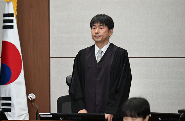 ▲ 지귀연 부장판사가 지난 4월 21일 서울 서초동 서울중앙지법에서 열린 내란 우두머리 혐의 형사재판 2번째 공판에서 인사하고 있다. /뉴시스