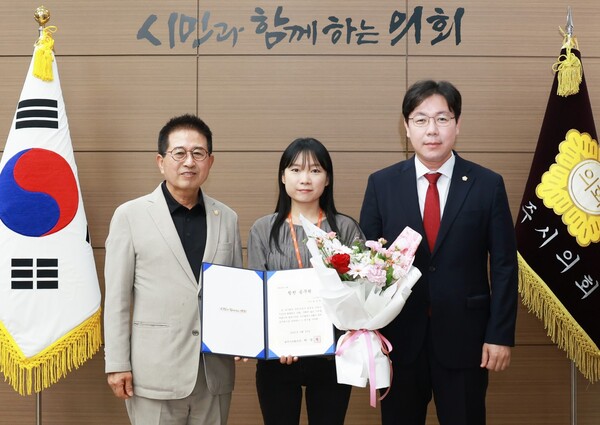 ▲ 광주시의회 9월 칭찬공무원 선정 표창 수여 모습.