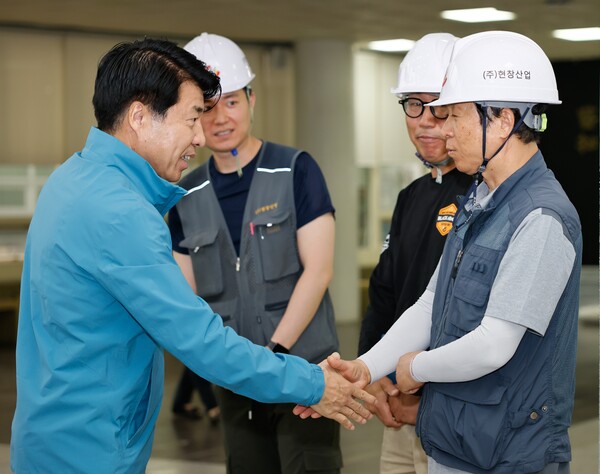▲ 구민회관 공사현장을 찾은 서강석 구청장이 관계자와 인사를 나누고 현장을 살펴보고 있다.