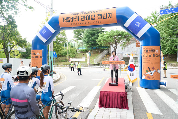 ▲ 가을바람 라이딩 챌린지 출발식에서 인사 말씀 중인 이수희 강동구청장(사진 맨 오른쪽).