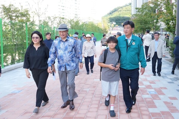 ▲ 방세환 광주시장(오른쪽)이 노후 투수콘 교체 공사 완료 현장에 방문해 시민들과 걷고 있다.