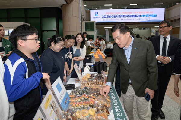 ▲ 이재준 수원특례시장이 박람회에 출품한 물품을 살펴보고 있다.