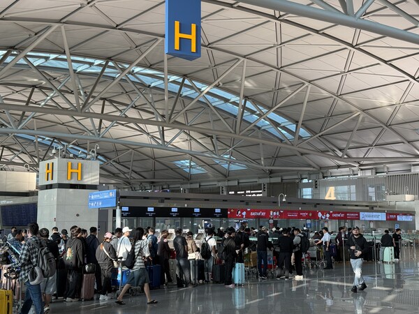 ▲ 추석 연휴를 앞둔 1일 오전 8시께 인천국제공항 제1터미널에 승객들이 탑승 수속을 대기하고 있다. /뉴시스
