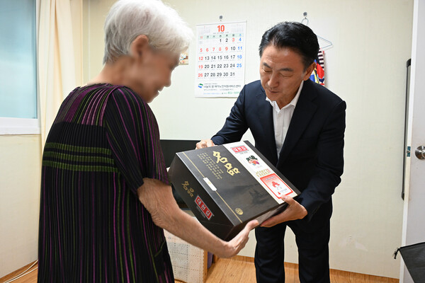 ▲ 김동근 시장이 ‘돌봄, 삶의현장’ 사업의 일환으로 호원2동 취약계층 가정을 방문해 물품을 전달하고 있다.