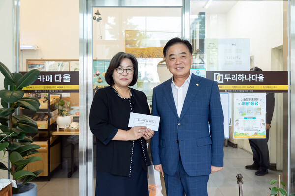 ▲ 정대근 의장(오른쪽) 두리하나다울 방문 모습.