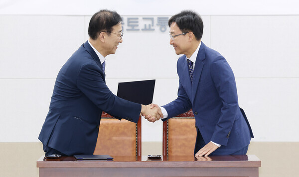 ▲ 김윤덕 국토교통부 장관과 임광현 국세청장이 1일 부동산 시장 거래질서 확립을 위한 업무협약(MOU)을 체결한 뒤 악수하고 있다. /뉴시스