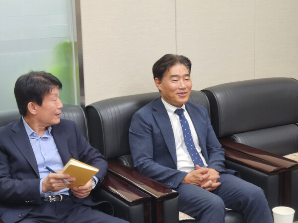 ▲ 김운남 의장(오른쪽) 고양상공회의소 방문 모습.