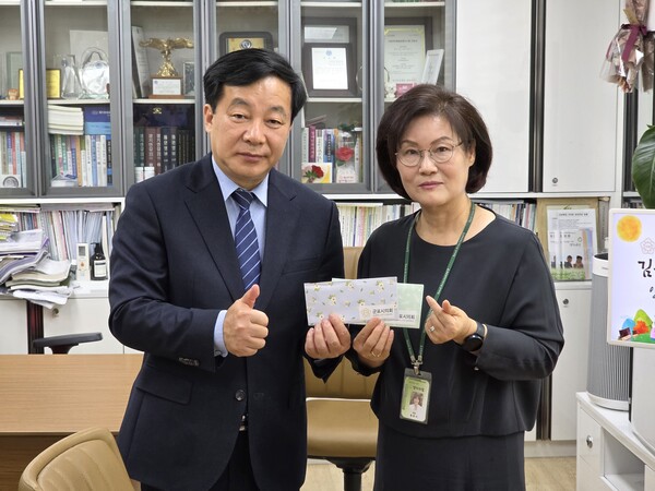 ▲ 김귀근 의장(왼쪽) 지역 내 사회복지 생활시설 위문 방문 모습.