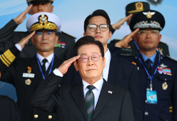 ▲ 이재명 대통령이 1일 충남 계룡대에서 열린 건군 77주년 국군의 날 기념식에서 거수경례하고 있다. /뉴시스
