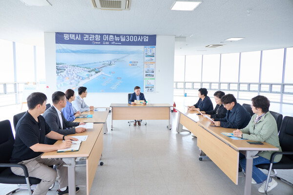 ▲ 의원연구단체 ‘관광도시브랜드’의 회원들이 평택호 관리소에서 평택호 관광단지에 대한 관계자의 설명을 듣고 있다.