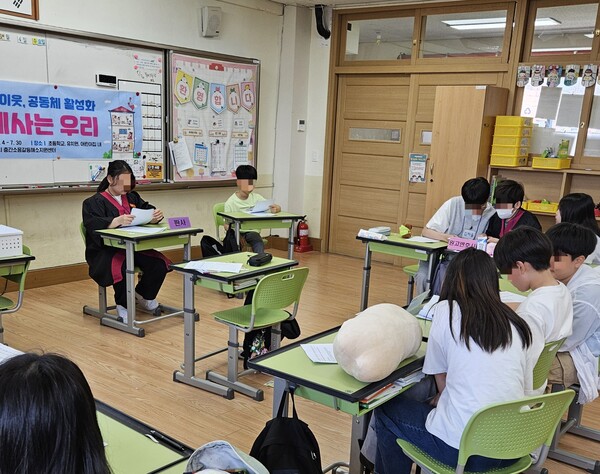 초등학생 고학년 대상 '층간소음 모의재판' 교육이 진행 중이다.