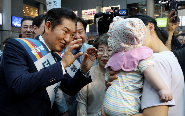 ▲ 정청래 더불어민주당 대표 및 지도부가 2일 오전 용산역을 찾아 귀성길에 나선 가족들에게 인사하고 있다. /뉴시스