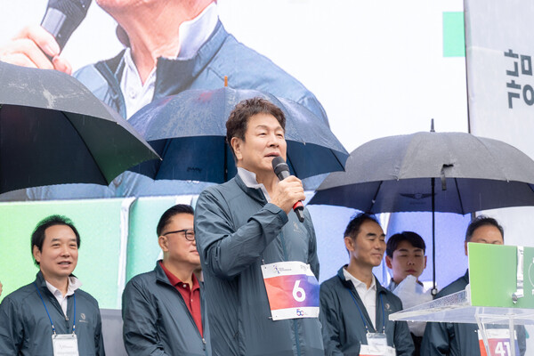 ▲ 3일 열린 ‘제22회 강남국제평화마라톤 대회’에서 이호귀 의장이 축사를 하고 있다.