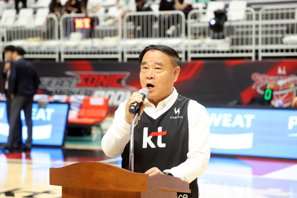 ▲ KT 소닉붐 홈 개막전 축사 모습.